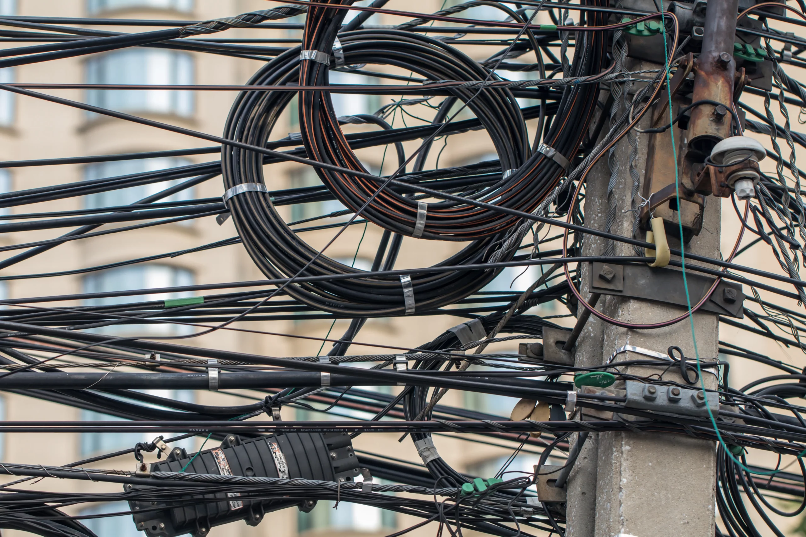 Advertencia de Movistar: Desconexiones Inminentes para Instalaciones de Fibra no Autorizadas
